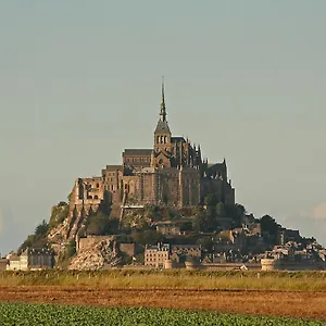 A 1,9 Km Du Mont St Michel Beauvoir (Manche)