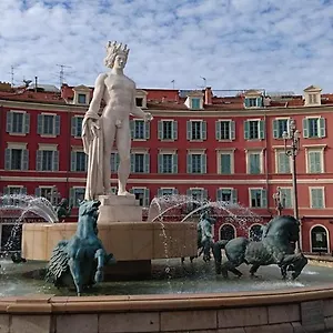 De La Szálloda